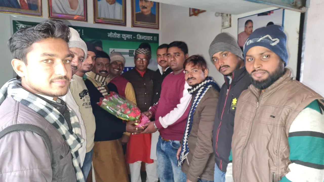 जदयू में नई जान फूंकने की कवायद तेज,युवा जदयू जिलाध्यक्ष विक्रम यादव ने नए जिलाध्यक्ष बबलू मण्डल को सम्मानित करते हुए कहा- पार्टी में आई नई जान,खगड़िया सदर तथा अलौली विस में हुई हा