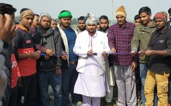 क्रिकेट टूर्नामेंट का फीता काटकर जदयू नेता ऋषव कुमार ने किया उद्घाटन, नारदपुर की टीम को हनुमान नगर की टीम ने धोया*।।