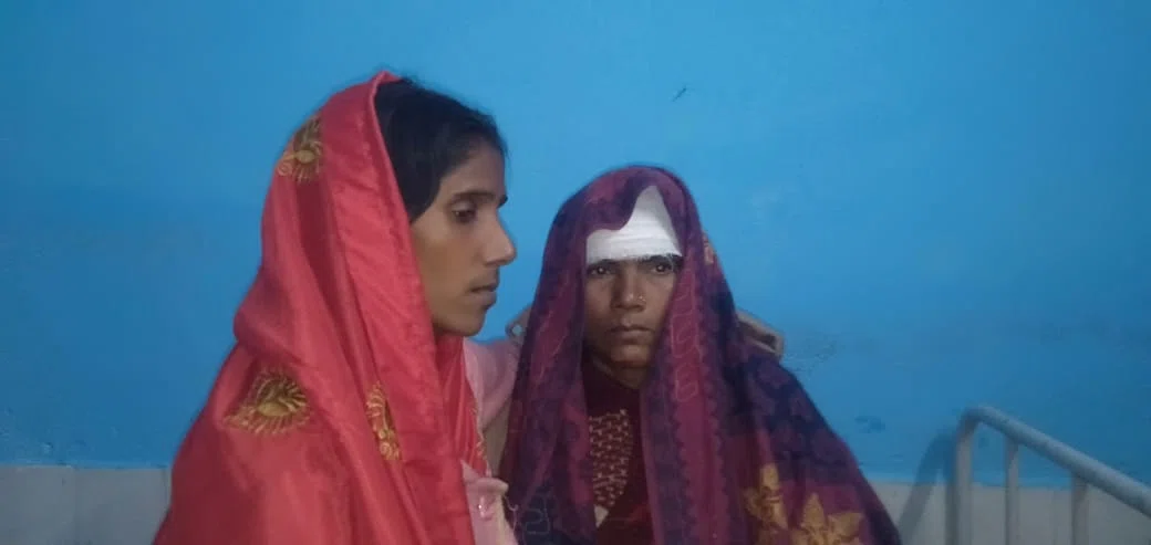 *सड़क की जर्जरता के कारण बुरी तरह जख्मी हुई अधेड़ महिला,राहगीरों ने पहुंचाया अस्पताल*