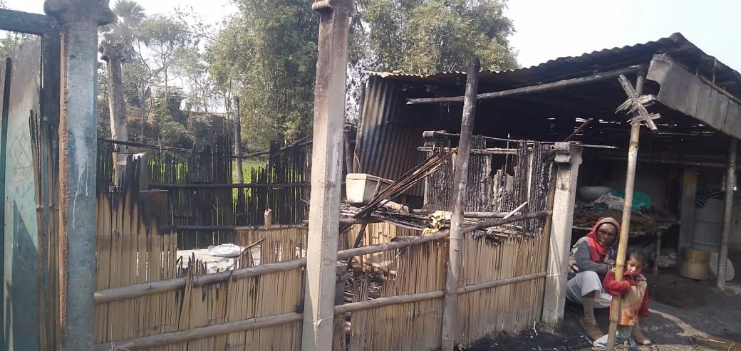 शार्ट सर्किट के कारण घर में लगी आग,बाल-बाल बची महिला और उनके बच्चे,घर में रखा सामान स्वाहा।।*