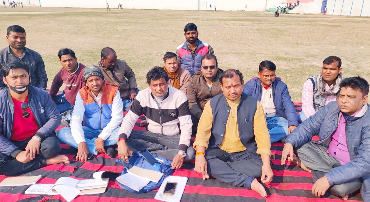 संविदा कर्मियों की बैठक में लिए गए अहम निर्णय, एक साथ मिलकर वेतनमान के लिए लड़ेंगे लड़ाई,प्रदेश उपाध्यक्ष राकेश पासवान शास्त्री ने कहा- एकीकृत होकर संघर्ष करने से ही संविदा कर्मियो
