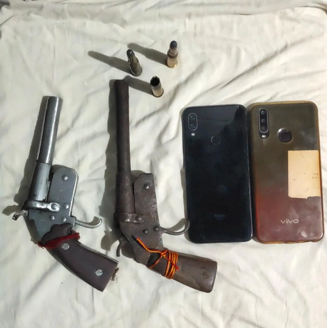 मानसी बाजार में गोलीबारी करते हुए लोगों को दहशतजदा कर भाग रहे दो बदमाश को पुलिस ने दबोचा,दो देशी पिस्टल,जिंदा कारतूस आदि जब्त।।