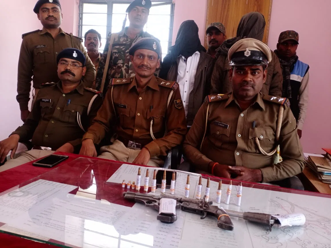 कोसी दियारा का आतंक सुभाष यादव शागिर्द रामशरण यादव के साथ धराया,हथियारों और जिंदा कारतूसों के साथ बेलदौर थाना पुलिस ने दबोचा।।*