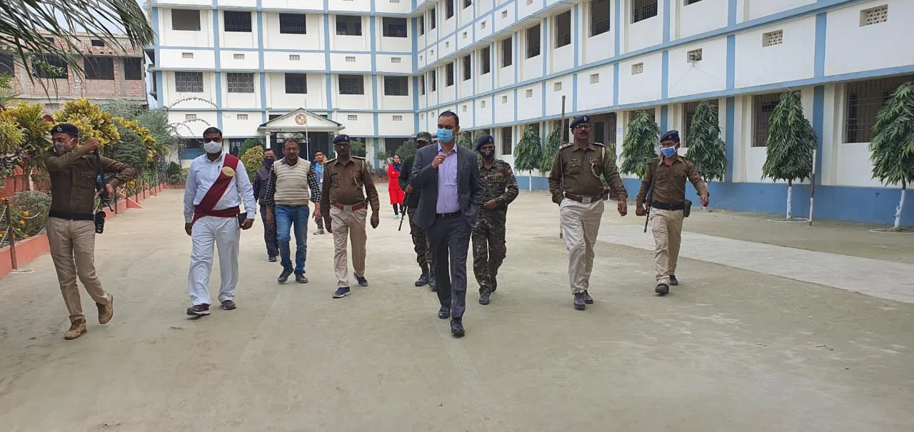 कदाचारमुक्त और शांतिपूर्ण माहौल में मैट्रिक परीक्षा सम्पन्न कराने को ले जिला प्रशासन कटिबद्ध, डीएम आलोक रंजन घोष ने परीक्षा केन्द्रों का किया निरीक्षण, मीडिया कर्मियों को भी परीक्ष