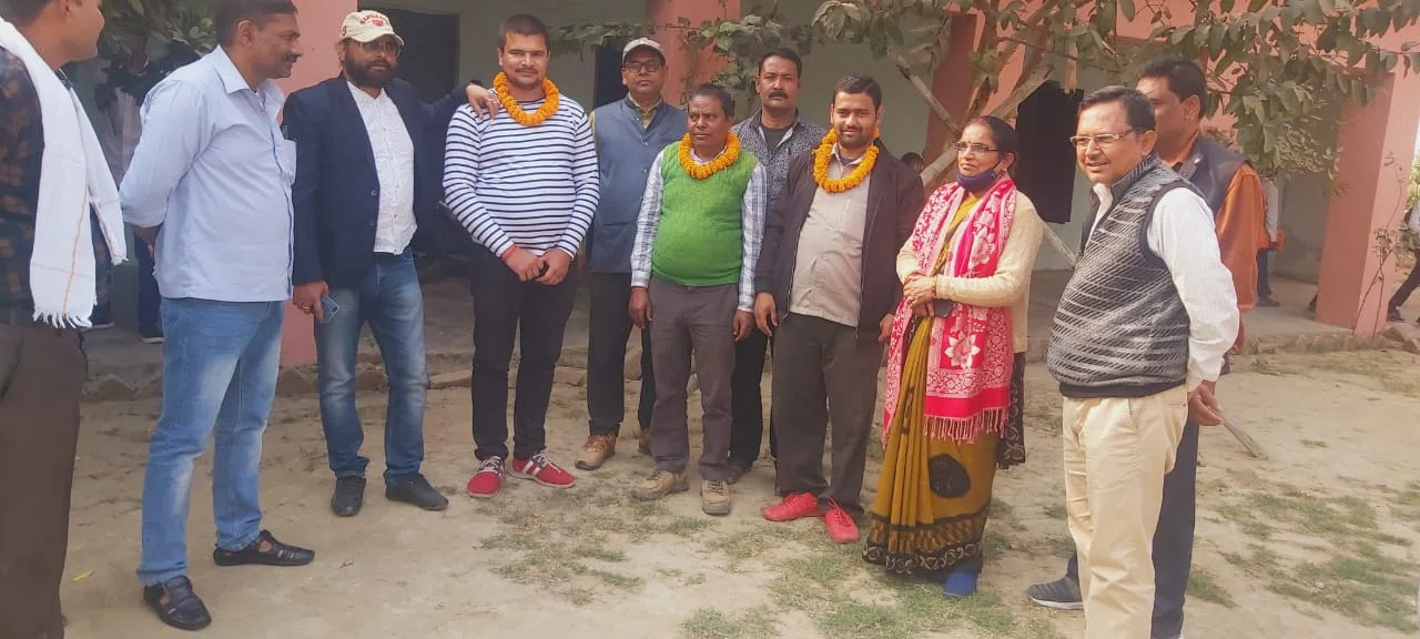 प्राथमिक शिक्षक संघ के जिलाध्यक्ष मनोज यादव ने बैठक आयोजित कर ठंढ़ी की अदावत की आग,वसंत पूजा के दौरान प्रतिमा स्थापना को लेकर ग्रामीणों तथा प्रधानाध्यापक के बीच जल रही थी प्रतिशोध