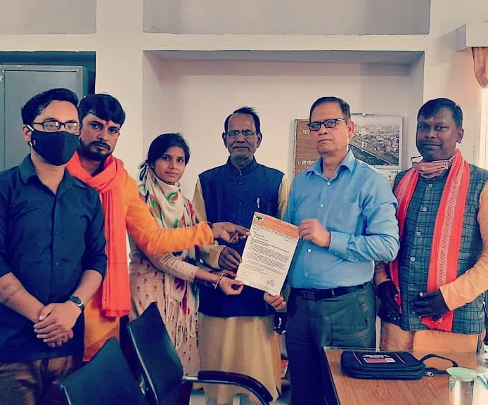 बजरंग दल के कार्यकर्ता राकेश झा की हत्या से मर्माहत विश्व हिन्दू परिषद के कार्यकर्ताओं का छलका गुस्सा,प्रभारी डीएम शत्रुंजय मिश्रा को ज्ञापन सौंपकर हत्यारों को फांसी दिए जाने सहित