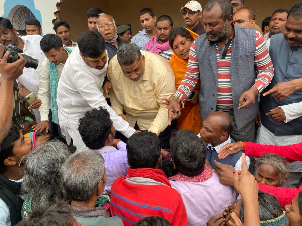 स्कूल की दीवार गिरने के कारण मौत के मुंह में समा चुके छह मजदूरों के परिजनों से मिले पूर्व सांसद सह जाप सुप्रीमो पप्पू यादव,आर्थिक सहयोग करते हुए कहा-किसी भी सूरत में पीड़ित परिवार