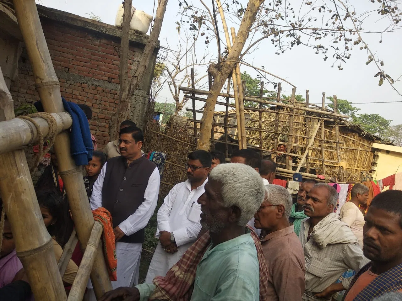 स्कूल की दीवार गिरने के कारण मौत के आगोश में समाए छह मजदूरों के परिजनों से प्रतिनिधि मंडल के साथ मिलकर लौटे जदयू के खगड़िया जिलाध्यक्ष बबलू मंडल ने कहा-इस घटना से दु:खी है जदयू परि
