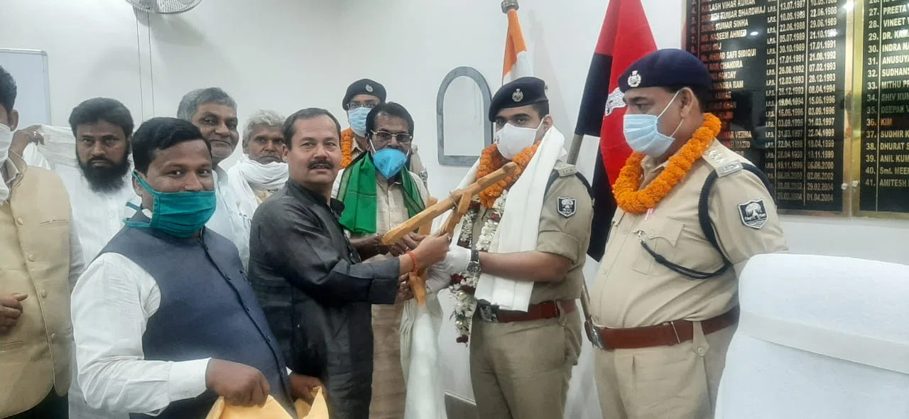 *वीर भगत सिंह के शहादत दिवस पर बिहार किसान मंच के कार्यकर्ताओं ने 'जय जवान-जय किसान'का नारा किया बुलंद,उत्कृष्ट कार्यों के लिए एसपी अमितेश कुमार को फूल माला पहनाकर व अंग वस्त्र देक
