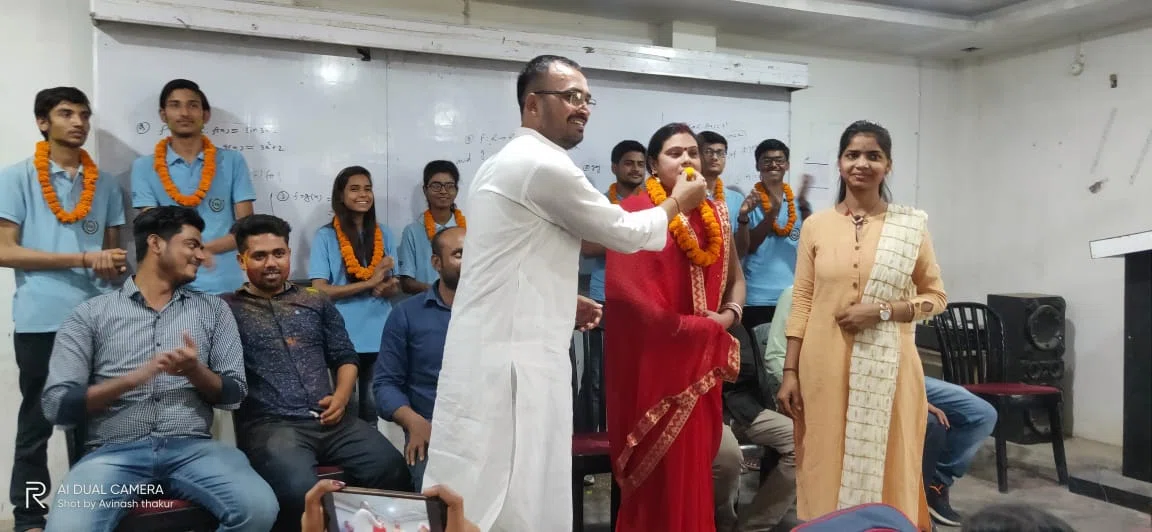 12वीं बोर्ड में कोशी साइंस क्लासेज के छात्र छात्राओं के शत-प्रतिशत सफलता से आह्लालित सीएमडी ने कहा-गरीब बच्चे भी भर सकते हैं सफलता की उंची उड़ान*