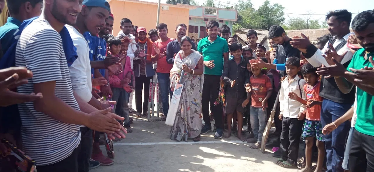 फाइनल क्रिकेट मुकाबले में बेला की टीम ने सुंगठिया को चटाया धूल,सर्वश्रेष्ठ खिलाड़ी के रुप में उभरे चुनमुन*