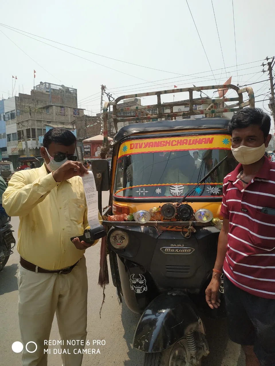 सरकार द्वारा जारी गाइड लाइंस का पालन नहीं करने वालों को भुगतना पड़ रहा है खामियाजा,डीएम आलोक रंजन घोष के दिशा-निर्देश पर जिला परिवहन पदाधिकारी ने वाहन चालकों को पढ़ाया कानूनी पाठ*
