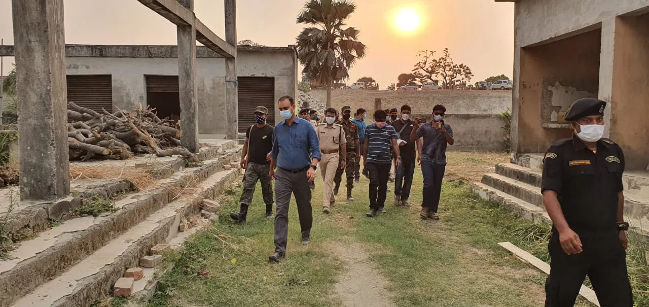 *कोरोना की बढ़ती दूसरी लहर ने लोगों की जिंदगी पर ऐसा लगाया ग्रहण कि पृथक शवदाह स्थल बनाने की आवश्यकता की जाने लगी है महसूस,डीएम डॉ.आलोक रंजन घोष ने पृथक शवदाह स्थल का लिया जायजा*