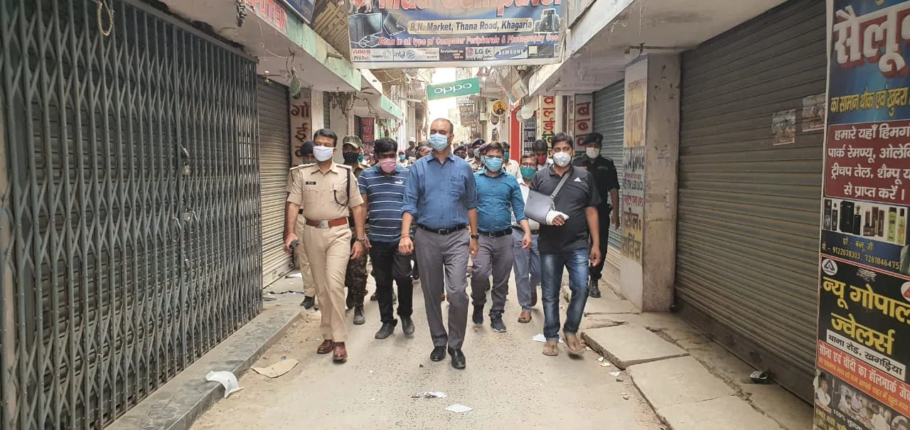 कोविड की कहर के बीच सूर्य अस्त होने से पहले बाजार भ्रमण को निकली अधिकारियों की टोली, शाम 4बजे के बाद खुली मिली दुकानों के सामने डीएम डॉ.आलोक रंजन घोष के ठहरे कदम,सख्त आदेश देकर दुक
