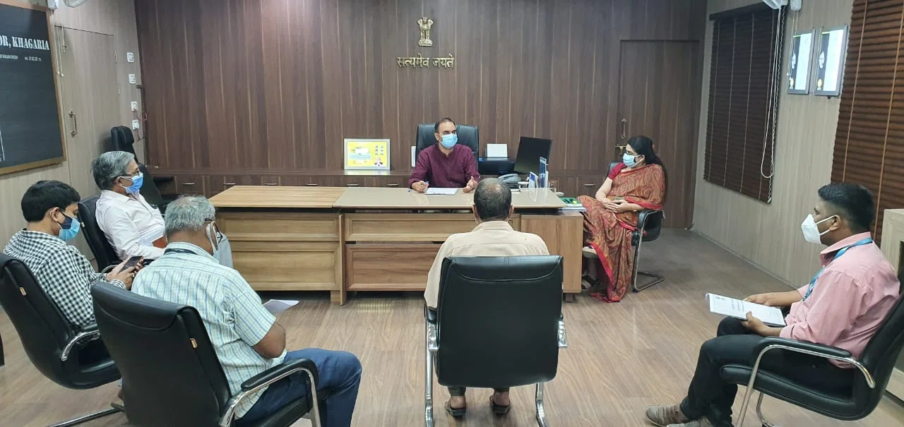 कोविड मरीजों की चिकित्सा व्यवस्था एवं मौत के कारणों की डीएम डॉक्टर आलोक रंजन घोष ने की समीक्षा,कई दिशा-निर्देश जारी करते हुए कहा-मरीजों के परिजनों को डेडीकेटेड कोविड हेल्थ सेंटर मे