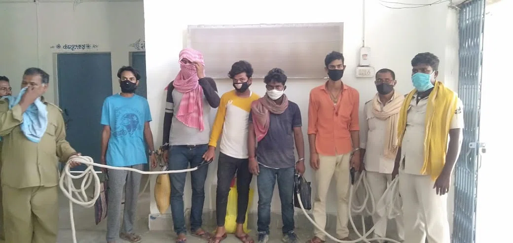 बोलेरो सवार 5 बदमाशों को हथियारों के साथ किया गिरफ्तार,चेकिंग के दौरान पुलिस को मिली सफलता