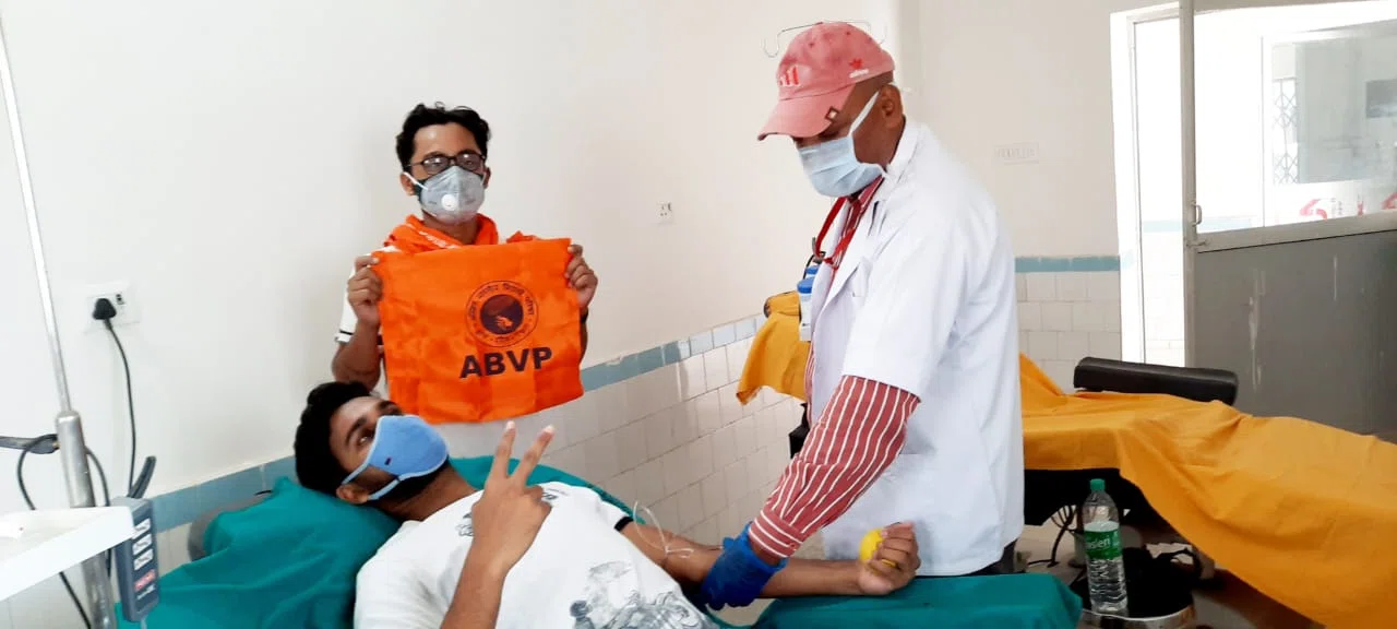 *कोरोना महामारी के बीच अपने-अपने घरों में दुबके पड़े हैं माननीय,छात्र-छात्राओं द्वारा समाज को पढ़ाया जा रहा है मानवीय संवेदनाओं का पाठ,भोजन के साथ-साथ रक्तदान कर इंसानों की बचा रहे