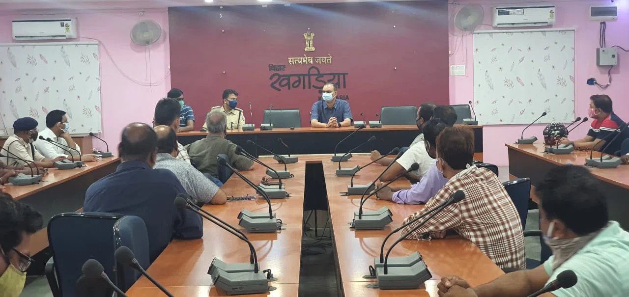 कोरोना पर नियंत्रण पाने को ले बढ़ी प्रशासनिक सख्ती,बाजार समिति के प्रांगण में सजेगी सब्जी मंडी,बड़े वाहनों के बाजार प्रवेश पर लगी पाबंदी, डीएम ने कहा-बिना पास के भ्रमण करने वाले वा