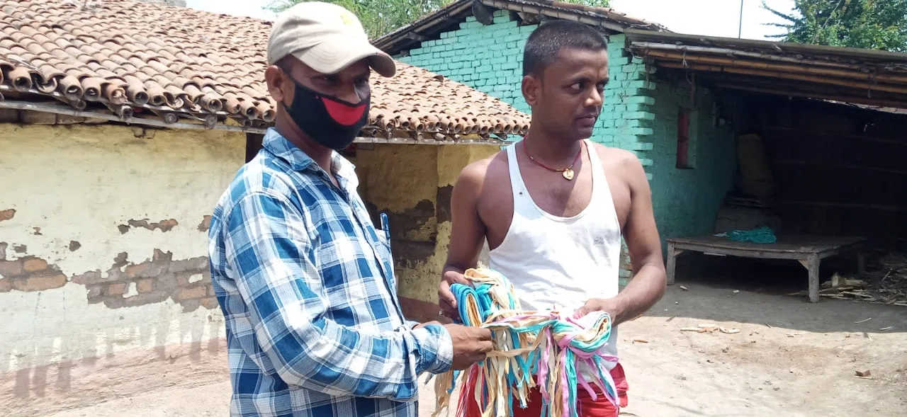 *शिक्षा की अलख जगाते रहे वार्ड सदस्य कोरोना काल में फैला रहे जागरुकता,मुफ्त मास्क वितरण कर कहा- कफन से छोटा है मास्क,महफूज रहने के लिए अवश्य लगाएं*