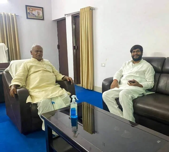 रह-रहकर राजनीतिक तलवार भांजते रहे'हम' प्रमुख जीतन राम मांझी और नीतीश कैबिनेट के मंत्री मुकेश सहनी के बीच कहीं राजनीतिक खिचड़ी तो नहीं पक रही!कयासबाजियों का दौर जारी