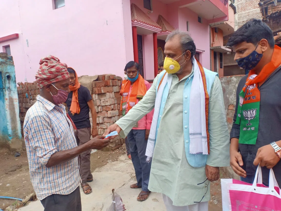 *जरुरतमंदों के बीच मास्क, साबुन और सेनीटाइजर वितरित,पीएम नरेंन्द्र मोदी के 7वें कार्यकाल मौके पर 'सेवा ही संगठन है' का दिखा भाव*