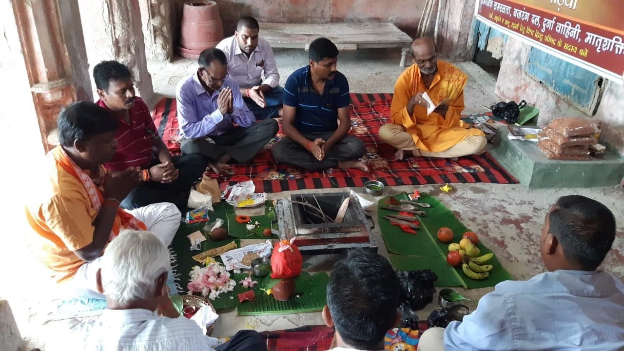 कोरोना महामारी पर विजय पाने के लिए पूजा-अर्चना के साथ किया हवन