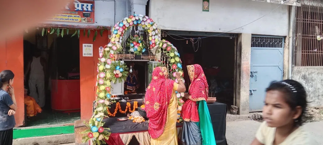 शनि दोष की मुक्ति के लिए शनिदेव महाराज की हुई विशेष पूजा,आज की पूजा पर पुजारी ने डाला प्रकाश