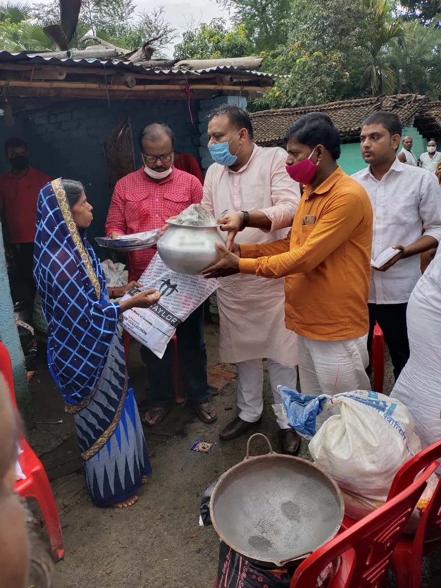 भीषण अग्निकांड में सब कुछ गंवा चुके पीड़ितों को भाजपा का मिला साथ,तो ग्रामीणों ने सहायता भावना को जमकर सराहा