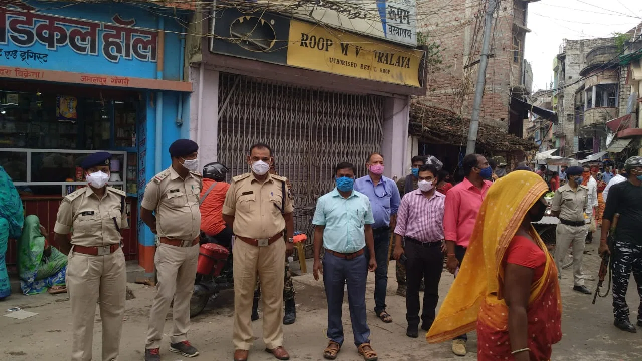 विभिन्न बाजारों की कई दुकानें हुई सील,चला वाहन व मास्क चेकिंग अभियान, जुर्माने की भी हुई वसूली, बाजारों का निरीक्षण करने निकली थी प्रशासनिक पदाधिकारियों की टोली