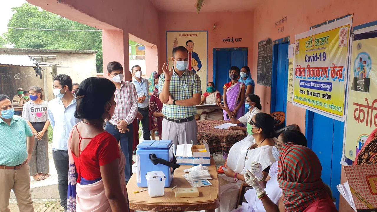 जिले को कोरोना संक्रमण मुक्त कराने का अभियान ला रहा रंग,टीकाकरण के महा अभियान में लोगों का दिखा खासा उत्साह,1 दिन में रिकॉर्ड 13222 व्यक्तियों द्वारा लिए गए टीके,डीएम ने जिलेवासियो