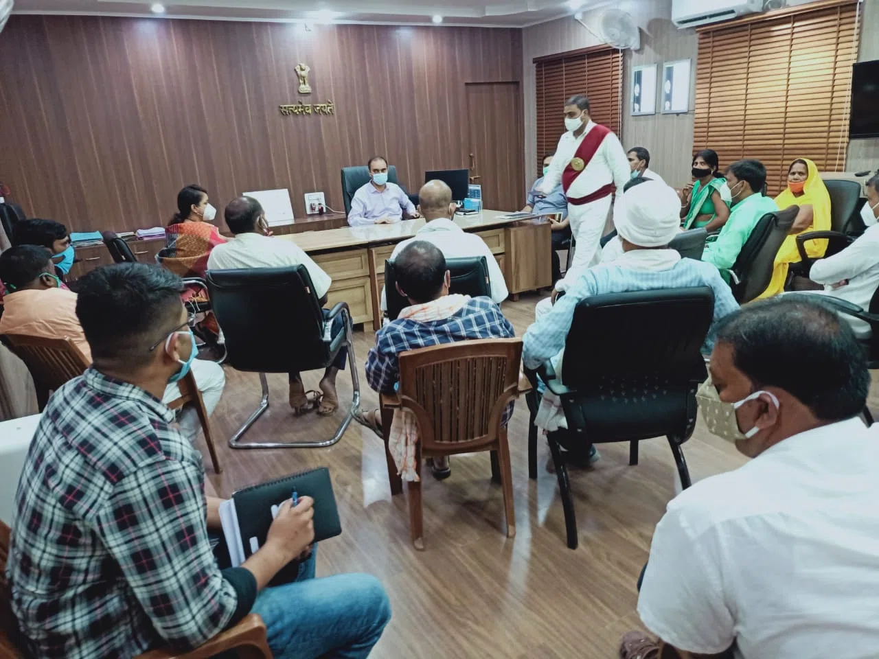 विभिन्न पंचायतों के दर्जनों मुखिया टीका लगवाने को ले स्वयं आए आगे,डीएम डॉ आलोक रंजन घोष ने जिलेवासियों से टीके लेने की अपील करते हुए कहा- अफवाहों का नहीं है कोई वैज्ञानिक व तथ्यात्