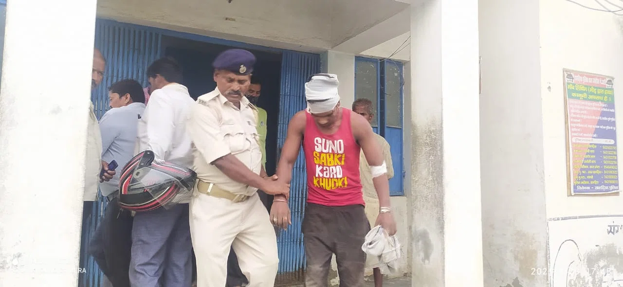 प्रेमिका को मोबाइल पहुंचाने आए प्रेमी को ग्रामीणों ने जमकर पीटा, मार दी सिर में गोली,1गिरफ्तार