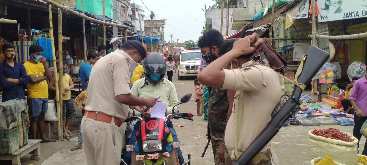 हो रही हद:टीकाकरण को ले चल रहा महा अभियान, लेकिन मास्क लगाए बिना लोग कर रहे खुलेआम भ्रमण