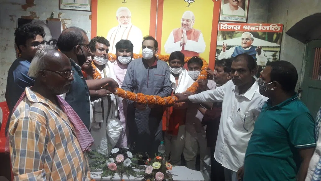 लोजपा सांसद चौधरी महबूब अली कैसर को चिराग समर्थकों के विरोध का करना पड़ा सामना... दिखाया काला झंडा,तो भाजपा कार्यकर्ताओं ने किया भव्य स्वागत,सौंपा मांग पत्र*