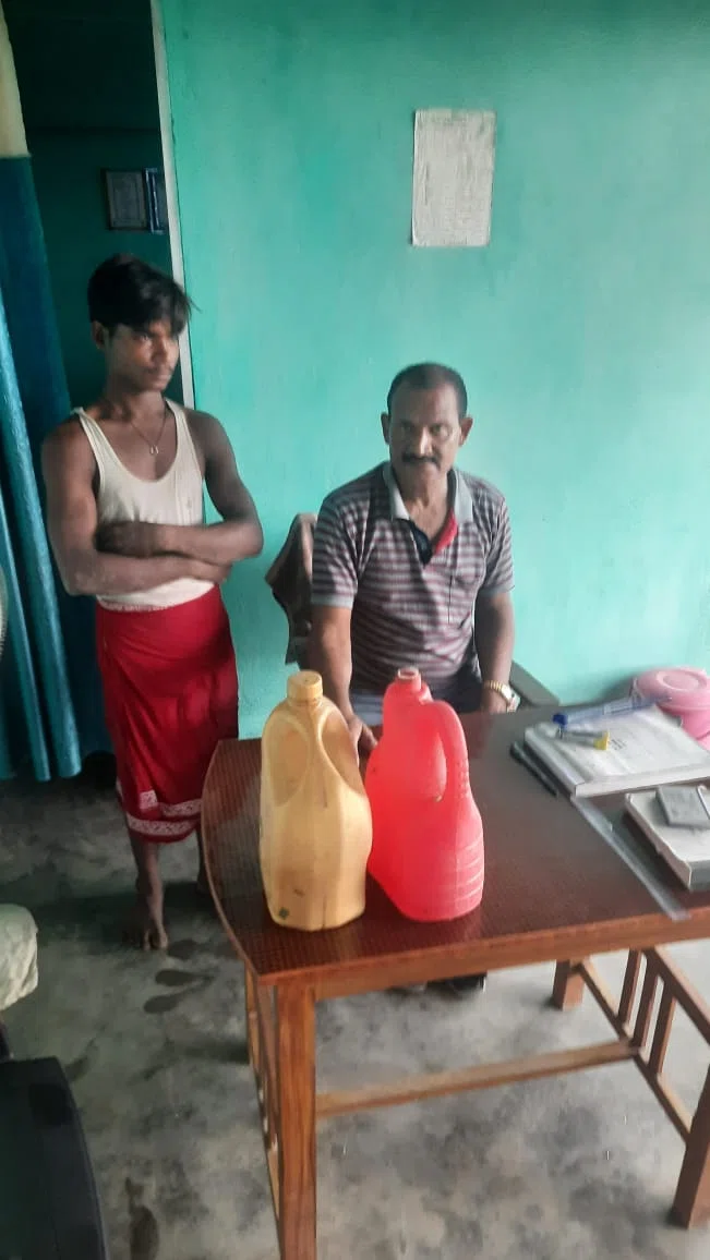 कब तक शराब के साथ कारोबारियों की होती रहेगी गिरफ्तारी!संज्ञेय अपराध को अंजाम देने वाले खुलेआम चहल-कदमी कर रहे बदमाश, फिर धरी गयी शराब कारोबार मामले की एक छोटी मछली