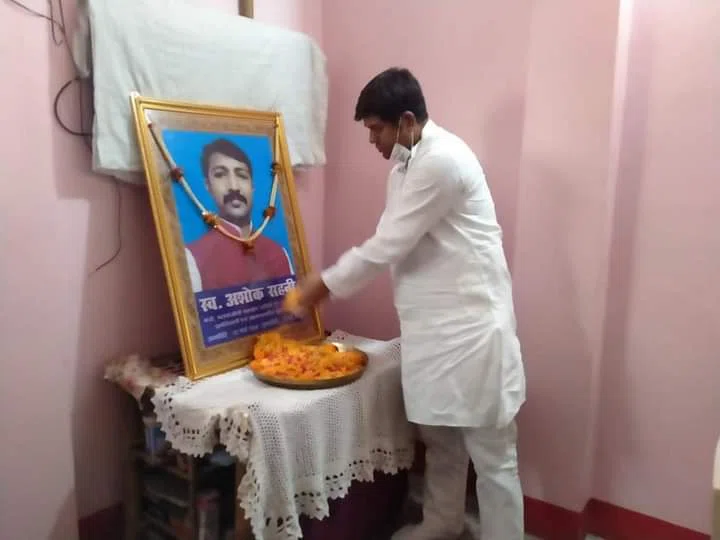 मत्स्यजीवी सहयोग समिति के दिवंगत मंत्री अशोक सहनी हत्याकांड के मुख्य आरोपियों की अभी तक क्यों नहीं गिरफ्तारी!परिजनों का दर्द सुनने पहुंचे बिहार सरकार के मंत्री मुकेश सहनी ने पूछ दि