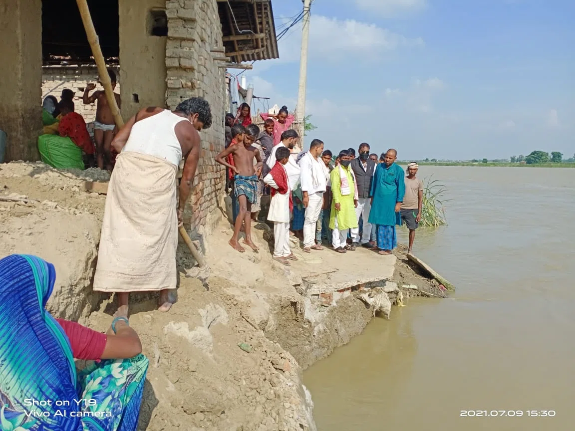आखिर कब तक बागमती की कोख में समाते रहेंगे गरीबों के आशियाने और तमाशबीन बने रहेंगे विभागीय पदाधिकारी! ग्रामीणों का हाल देख जेडीयू जिलाध्यक्ष का पसीजा कलेजा,त्वरित कदम उठाए जाने का द