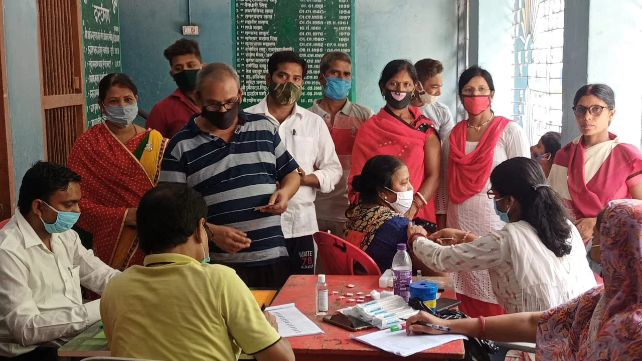 शहर का पहला सम्पूर्ण टीकाकृत रेस्टोरेंट बना 'ममता रेस्टोरेंट',सम्पूर्ण टीकाकृत शहर बनाने को ले नगर पार्षदों द्वारा चलाई गई मुहिम ला रही रंग,डीएम के आह्वान का दिख रहा खासा असर