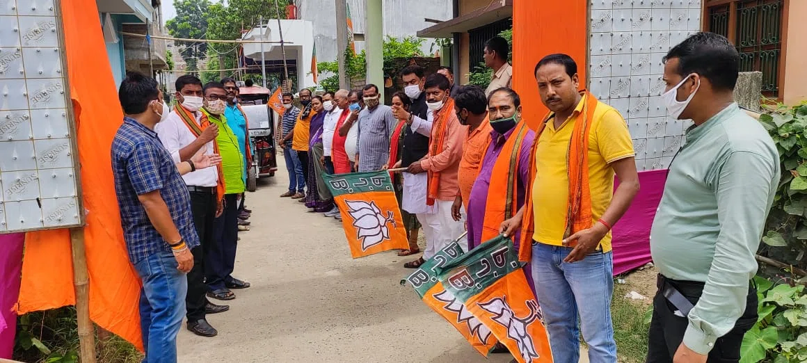 कोविड-19 जन जागरुकता रथ को रवाना किए जाने के पश्चात विधान पार्षद रजनीश ने कहा-कोरोना से बचाव के लिए टीका जरुरी,'टीकायुक्त खगड़िया,कोरोना मुक्त खगड़िया'का नारा किया बुलंद