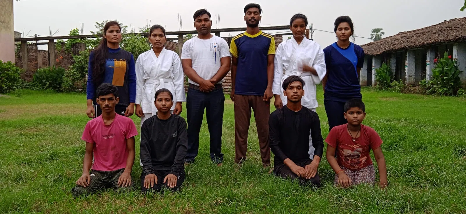 कराटे का प्रशिक्षण पाते हुए युवतियां सीख रही हैं आत्मसुरक्षा का गुर, एसभीएम मार्शल आर्ट द्वारा वर्षों से युवक-युवतियों को नि:शुल्क दिया जा रहा प्रशिक्षण*