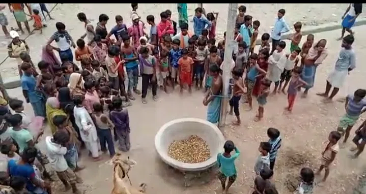 महज चोरी के आरोप में ग्रामीणों ने एक मानसिक रोगी को रस्सी के सहारे खूंटे में बांधकर जमकर पीटा, पुलिस कर रही है गंभीर पड़ताल