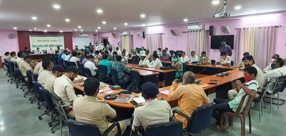 बकरीद त्योहार को शांतिपूर्ण माहौल में मनाने का समाज के तमाम लोगों ने लिया व्रत, जिला स्तरीय शांति समिति की बैठक में डीएम व एसपी ने कहा-अफवाहों पर नहीं देना है ध्यान,असामाजिक तत्वों