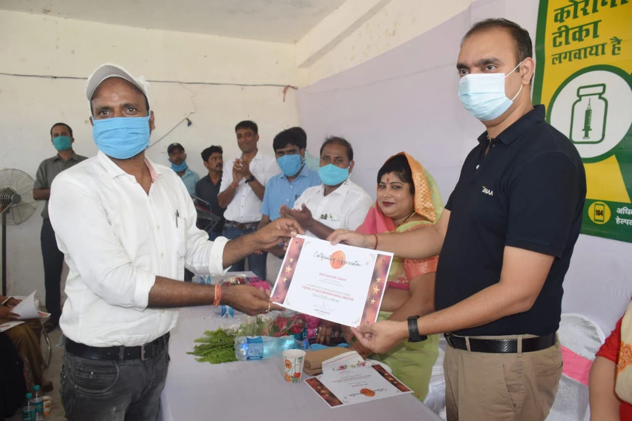 बज रही थी तालियां और दिख रहे थे डीएम द्वारा उमंग में भरे गए 'रंग' के वास्तविक रंग...डीएम ने कहा- शहर के लोग नहीं रहेंगे सुरक्षित,तो ग्रामीण क्षेत्र में बीमारी फैलने की बनी रहेगी आश