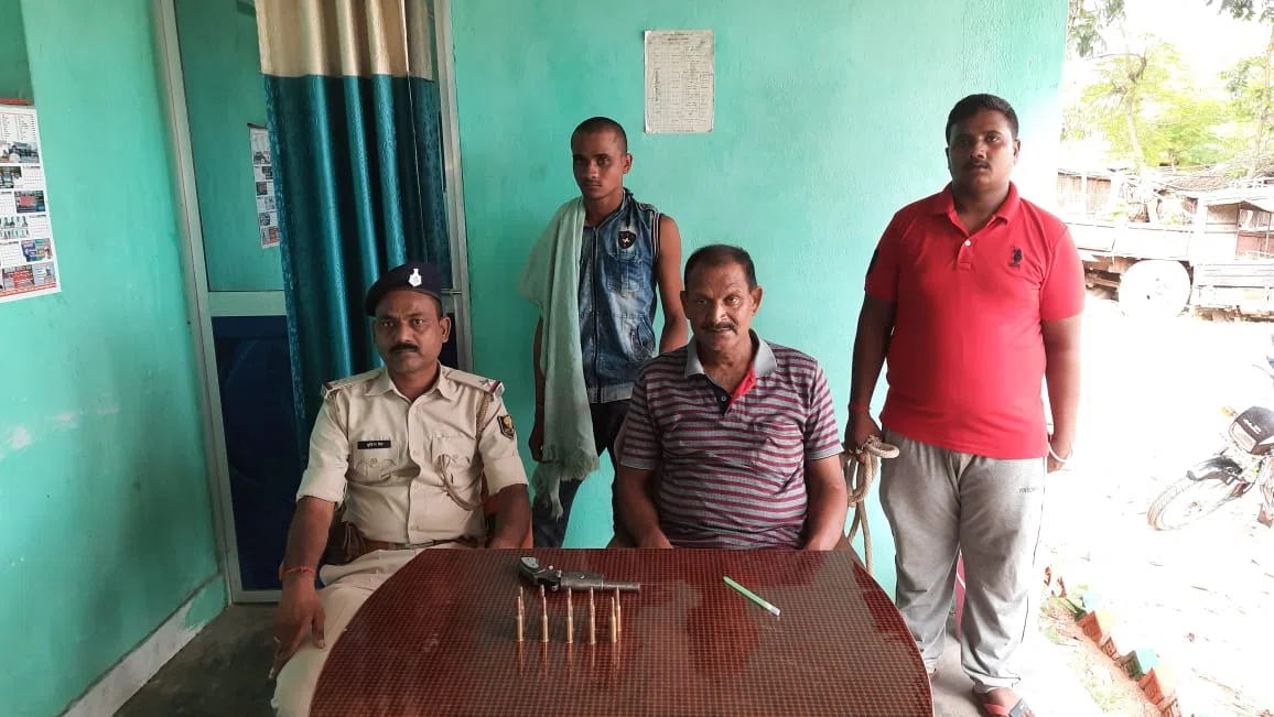 हथियार लहरा रहे इंगलिश को पुलिस ने दबोचा,1देसी कट्टा व 10जिंदा कारतूस भी किया जब्त