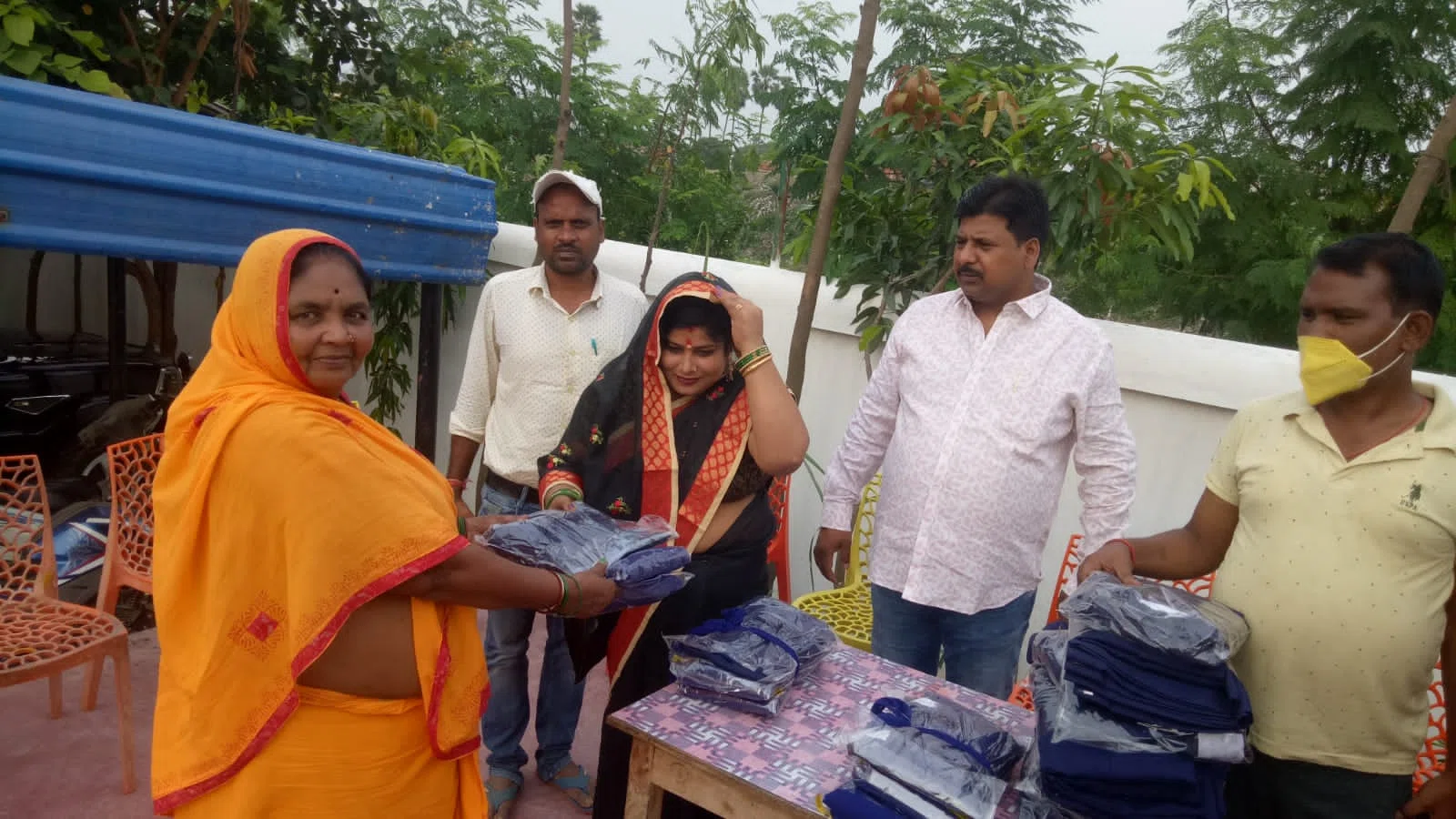 स्वतंत्रता दिवस के पूर्व जगह जगह चला साफ-सफाई अभियान,नगर परिषद के सफाई व चतुर्थवर्गीय कर्मियों के बीच नगर सभापति ने ड्रेस किया वितरित