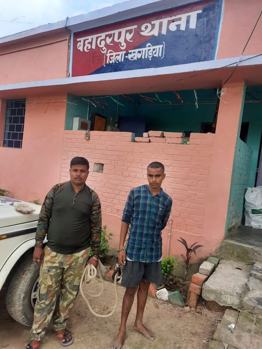 बाइक पर सवार होकर शराब की खेप पहुंचाने निकला था शिव,17 लीटर विदेशी शराब के साथ बहादुरपुर पिकेट पुलिस ने दबोचा,एसपी अमितेश कुमार के दिशा-निर्देश पर अभियान जारी, हड़कंप