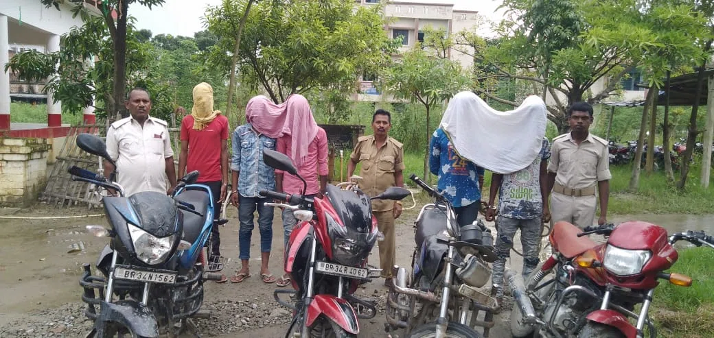 बेलदौर के नव पदस्थ थानेदार संतोष कुमार ने अपराधियों की हिलाकर रख दी है चूलें, चोरी की बाइक व मोबाइल के साथ पांच को दबोचा,एसपी अमितेश कुमार के दिशा निर्देश पर अभियान जारी, हड़कंप