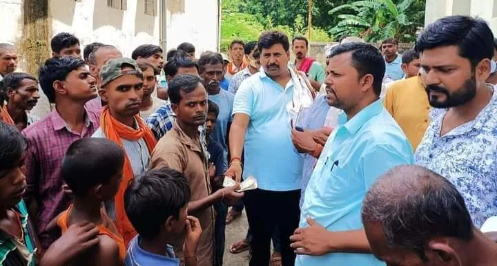 सड़क दुर्घटना में बुरी तरह जख्मी पति-पत्नी में से पति देवेन्द्र पासवान की मौत, नगर सभापति सह राजद नेता मनोहर यादव ने दी दाह संस्कार के लिए सहायता राशि