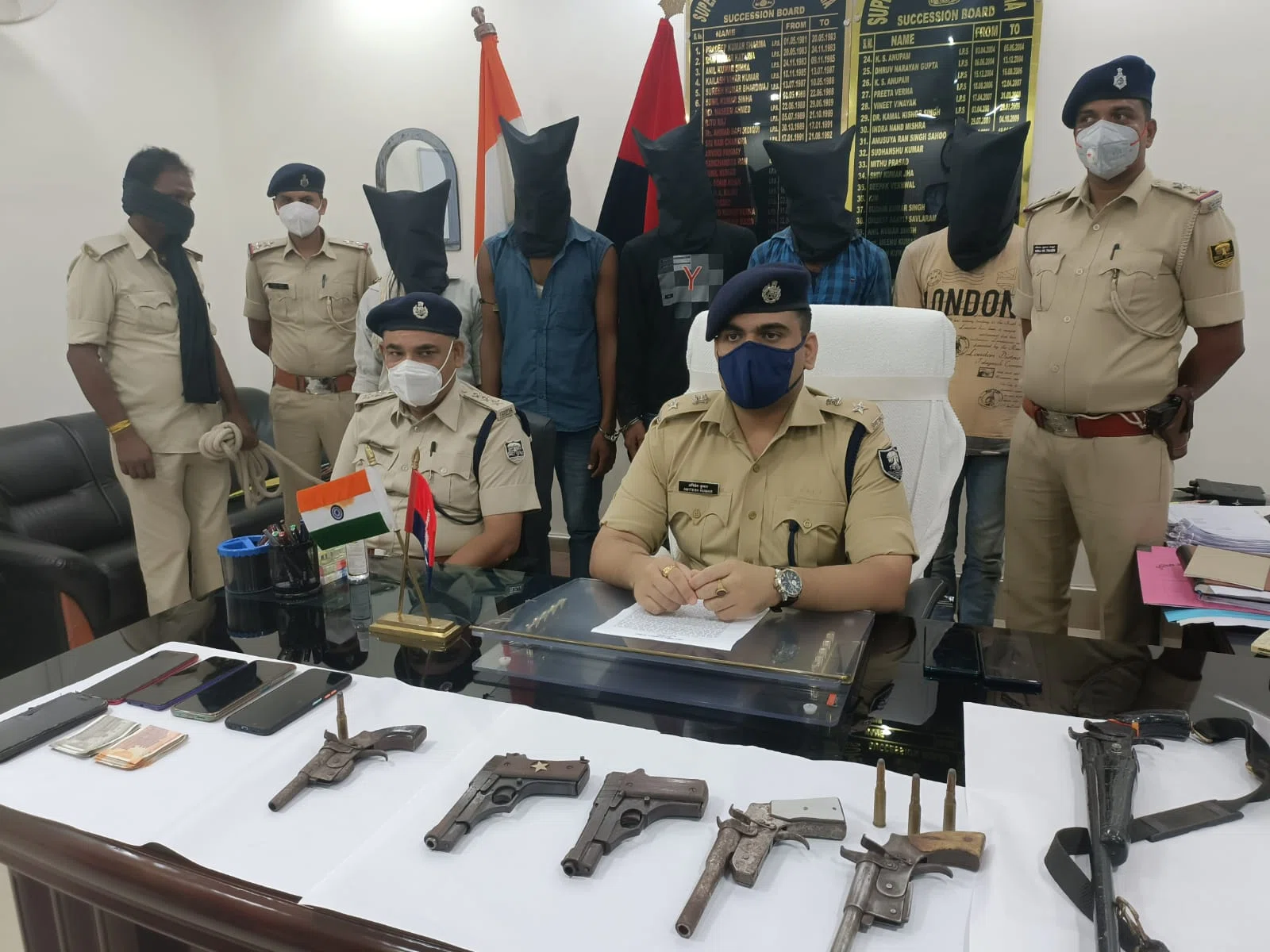 एन एच 31 पर लूट की योजना बना रहे तीन अपराधियों को महेशखूंट पुलिस ने हथियार व कारतूस के साथ दबोचा, एक हुआ फरार,काजीचक में चल रहे अवैध हथियार के कारोबार का भी हो गया भंडाफोड़, हथियार