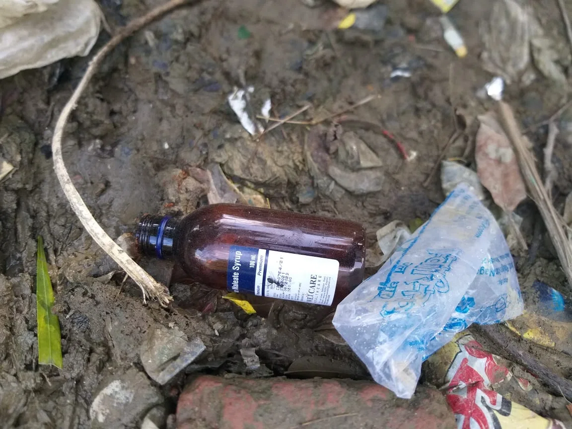आखिर कब तक होता रहेगा शराब के साथ-साथ स्मैक व गांजे का कारोबार और युवावर्ग होता रहेगा बर्बाद!स्मैक मार्केटिंग का नया फंडा:पांच युवाओं को लाओ और तुम फ्री में स्मैक पाओ,किया विरोध तो